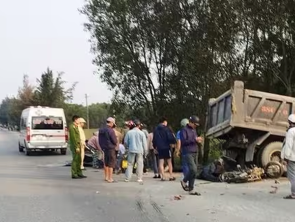 Đâm vào đuôi xe tải, một người đi xe máy tử vong