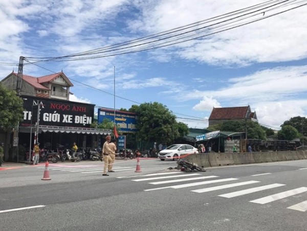 Hà Tĩnh: Va chạm ô tô đầu kéo, 2 người đi trên xe máy thương vong