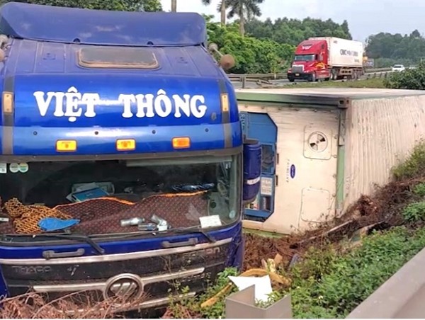 Hà Tĩnh: Xe container nổ lốp lao xuống mương bên Quốc lộ 1A