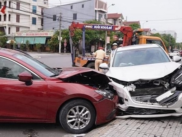 Hà Tĩnh: Tai nạn liên hoàn, 4 xe ô tô bị hư hỏng nặng