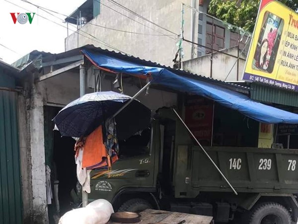 Xe tải mất lái lao lên vỉa hè, 3 người thương vong