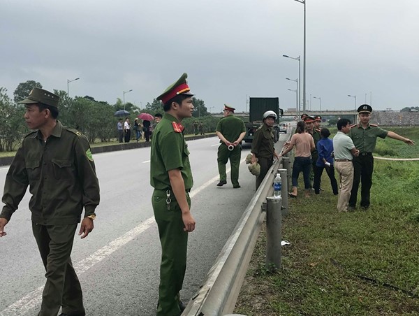 Thực nghiệm vụ xe container đâm xe Innova đi lùi trên cao tốc Thái Nguyên  