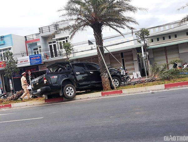 Ô tô lao lên vỉa hè, đâm gãy cây xanh trên dải phân cách