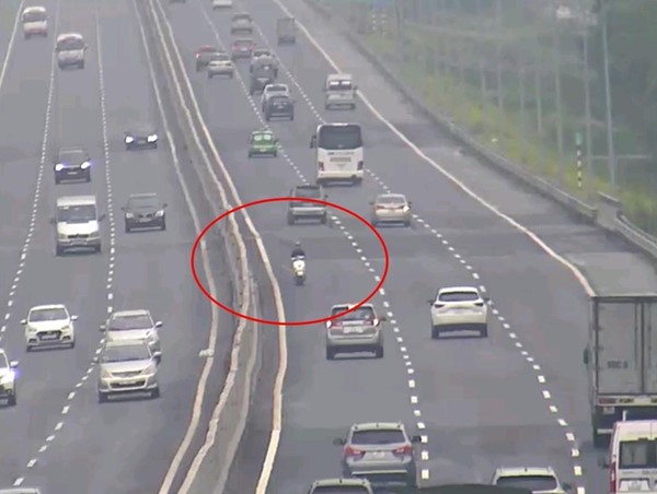 Thanh niên phóng xe máy ngược chiều gần 10 km trên cao tốc Hà Nội - Hải Phòng