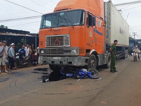 Trung úy bộ đội tử vong sau va chạm với xe container