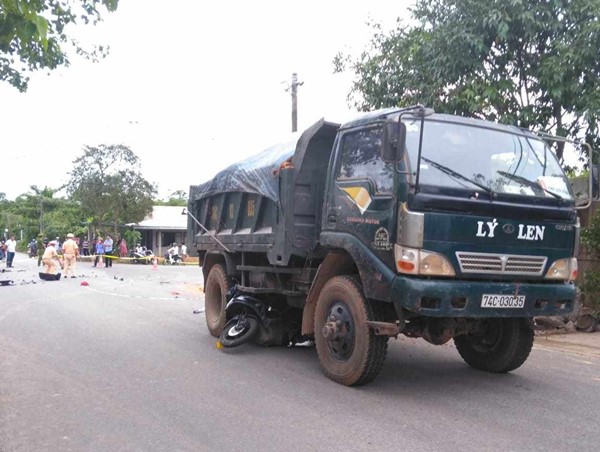 Xe tải "nuốt" xe máy vào gầm, 2 nam sinh trọng thương