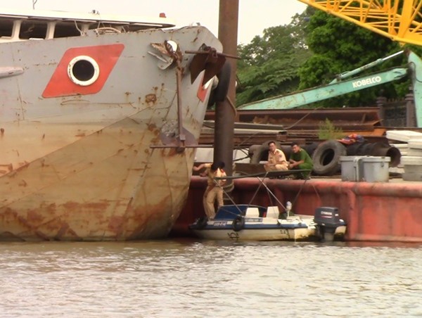 Xà lan gần 2.000 tấn tông sập cầu cảng, chìm ca nô trên sông Sài Gòn