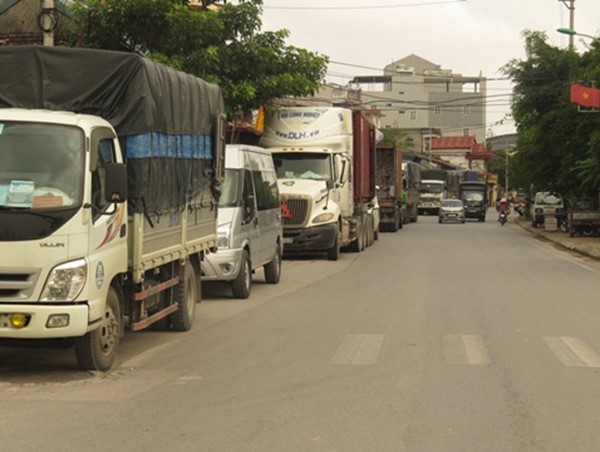 Hàng trăm xe ô tô đậu, đỗ gây ùn tắc đường 422 qua xã Đức Giang
