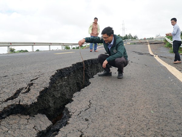Tuyến đường 250 tỷ đồng vừa xây xong đã nứt toác, Bộ Giao thông vận tải nói gì?
