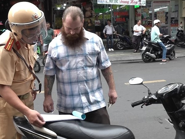 Cảnh sát xử phạt 40 người nước ngoài vi phạm giao thông ở TP.HCM