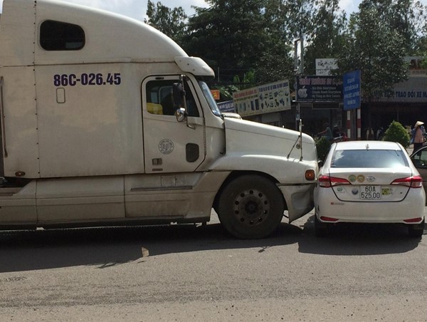 “Xế hộp” va chạm xe container, cả gia đình trong ô tô hú vía