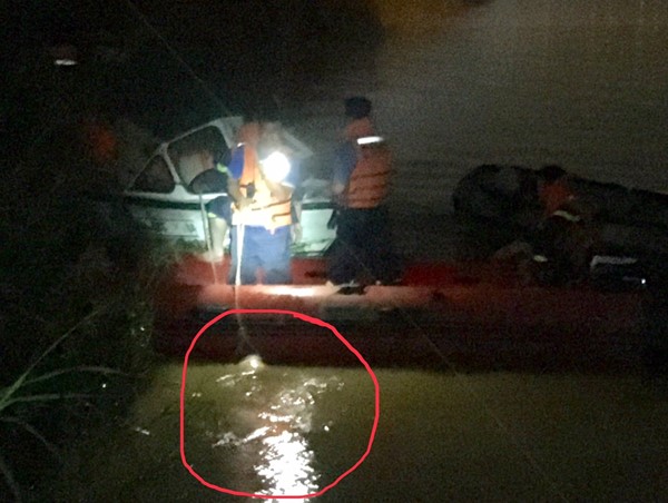 Đã tìm thấy nạn nhân bị xe container húc văng xuống sông Hồng 