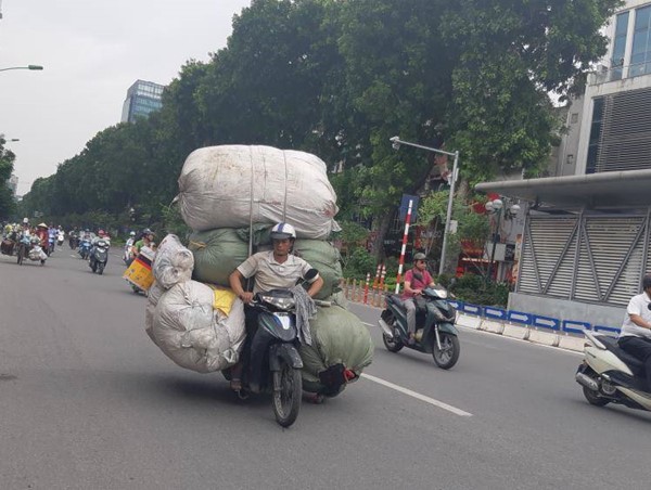 Chùm ảnh: Xe máy nghênh ngang chất hàng cồng kềnh diễu phố