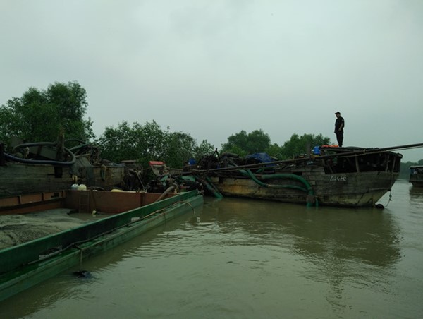 Bị chân vịt sà lan chém tử vong khi hút cát trên sông