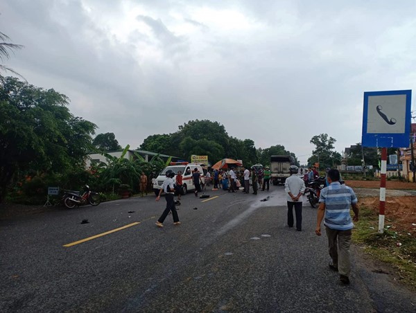 Va chạm với ô tô con, người đàn ông tử vong thương tâm