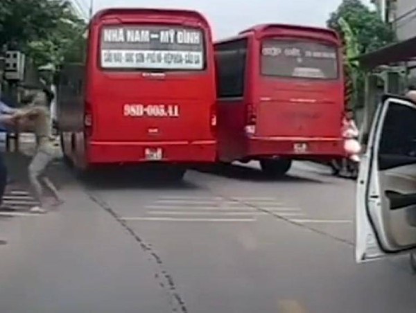 Tranh giành khách, 2 tài xế ở Bắc Giang “choảng” nhau giữa đường