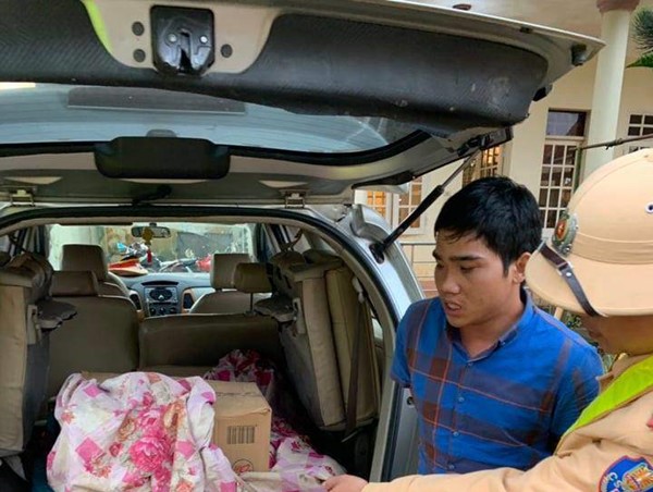 Tài xế dương tính với ma tuý và không có GPLX ngang nhiên chở pháo lậu