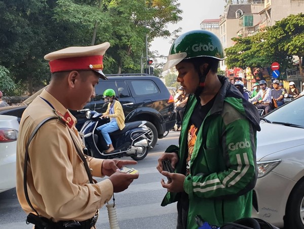 Hà Nội: Vi phạm vượt đèn đỏ, tài xế Grab đòi CSGT chứng minh vi phạm