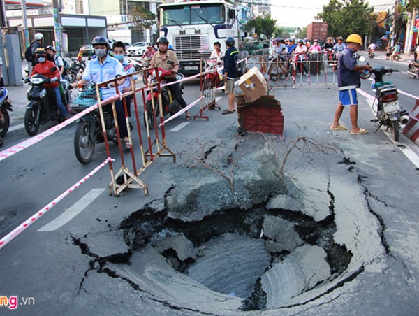 Đường ống cấp nước ở TP.HCM vỡ, nổ như pháo