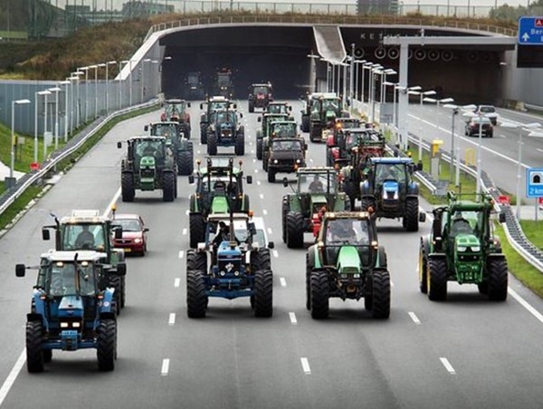 Đoàn máy kéo biểu tính khiến giao thông Hà Lan tê liệt