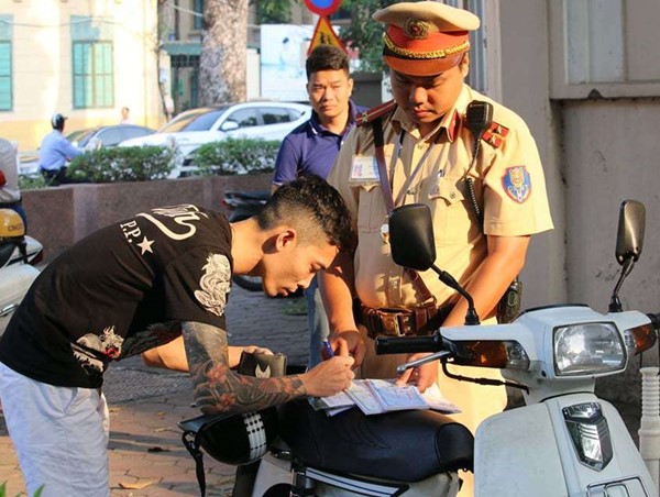 Cục trưởng CSGT nói gì về đề xuất trang bị súng tiểu liên cho CSGT?