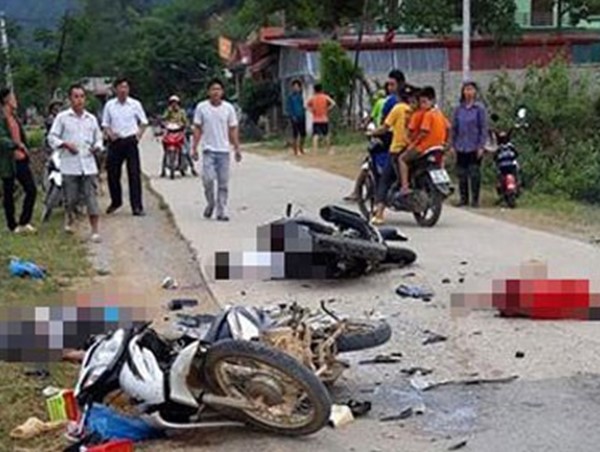 2 xe máy va chạm kinh hoàng, 5 người thương vong