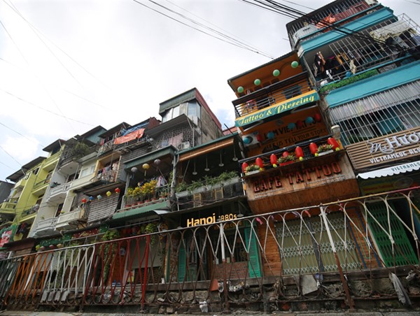 [Ảnh] Phố cà phê đường tàu vắng tanh sau 1 ngày “xóa sổ“