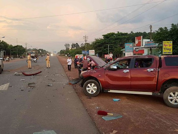 "Xế hộp" đấu đầu tại Bình Phước, 3 người bị thương nặng