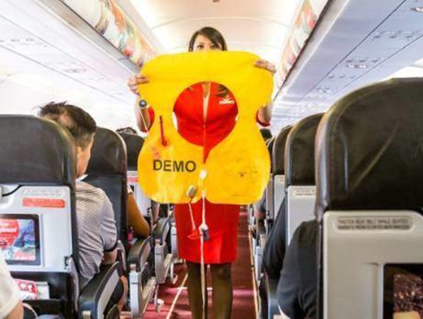 Nữ hành khách "chôm" áo phao trên máy bay