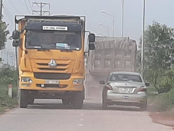 Xe tải “cày” nát đường gom cao tốc Hà Nội - Bắc Giang