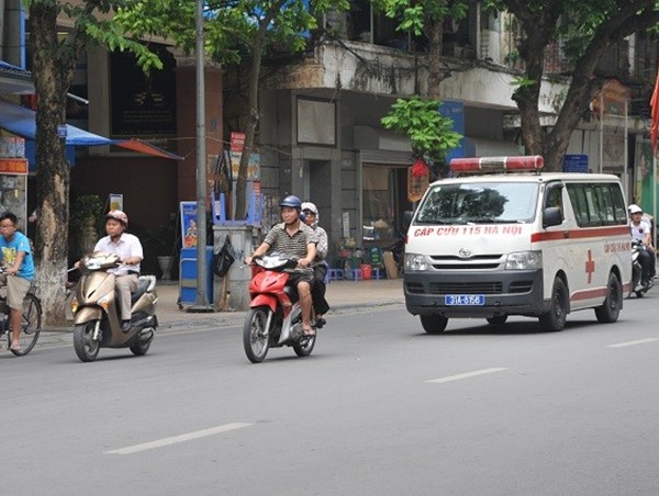 Nhường đường cho xe ưu tiên: Không chỉ còn là ý thức