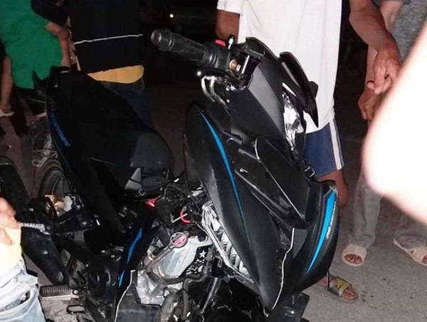 2 xe máy đối đầu, 4 người trong một gia đình nguy kịch