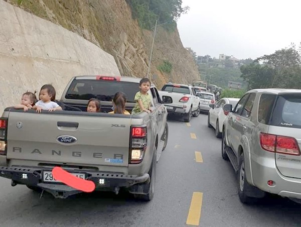 Phạt tài xế để trẻ nô đùa trên thùng xe, cửa sổ trời thế nào?