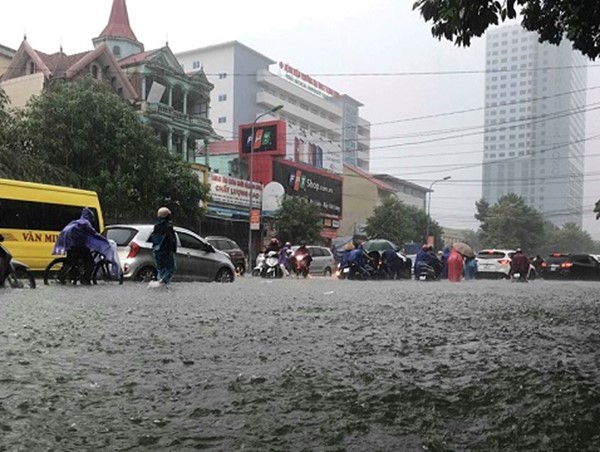 [Ảnh] Nghệ An - Hà Tĩnh: Mưa lớn khiến nhiều vùng bị ngập sâu, giao thông ùn tắc