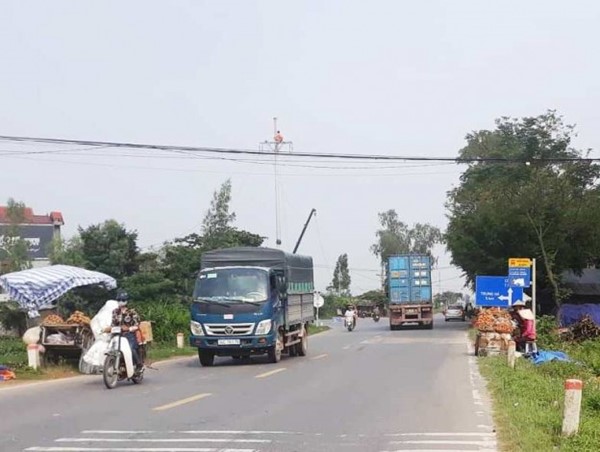 Ẩn họa giao thông từ việc 'họp chợ' trên đường