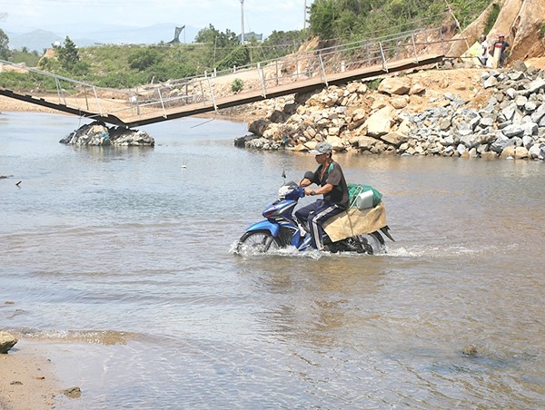 Cầu tạm gãy, người dân liều mình băng qua suối sâu