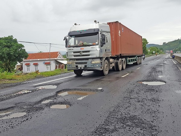 Quốc lộ 1 ngập sâu, BOT xả trạm, nỗ lực thông đường sau bão dữ