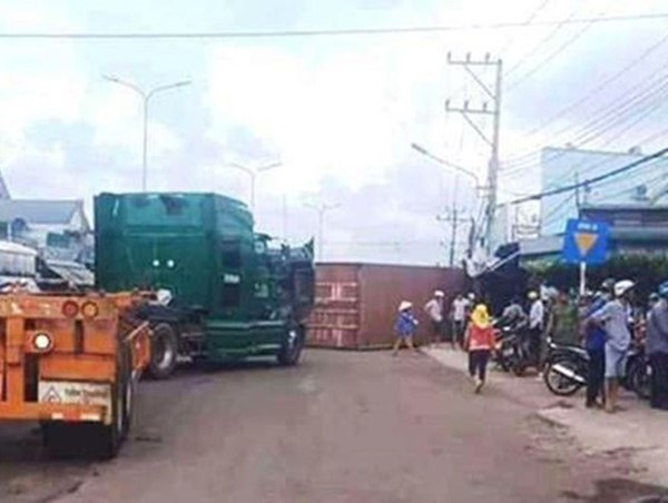 Người đi đường bất an khi container liên tiếp “bay” xuống đường