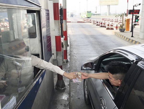 Xe không dán thẻ đi vào làn thu phí không dừng bị phạt tới 1,2 triệu đồng
