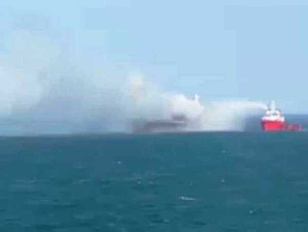 Tàu hàng cháy ngùn ngụt trên biển Vũng Tàu