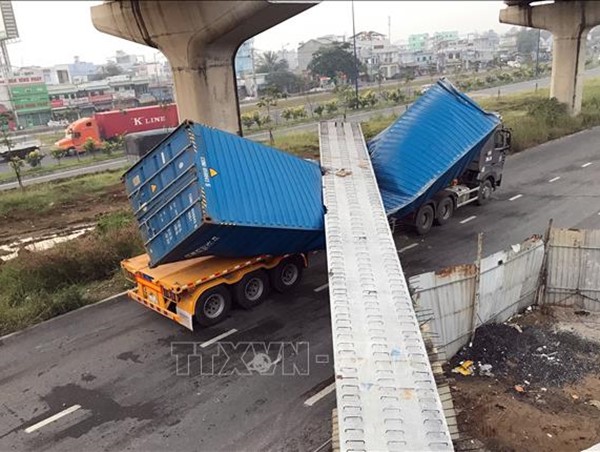 Vụ xe container đâm sập cầu bộ hành: Chiều cao cầu không đạt như thiết kế