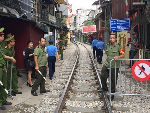 Ngành đường sắt không ủng hộ mở lại “phố cà phê đường tàu”