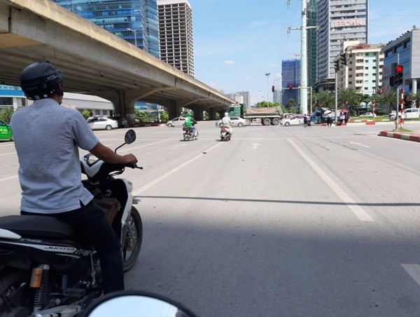 Dừng đèn đỏ không đúng nơi quy định sẽ bị phạt tiền