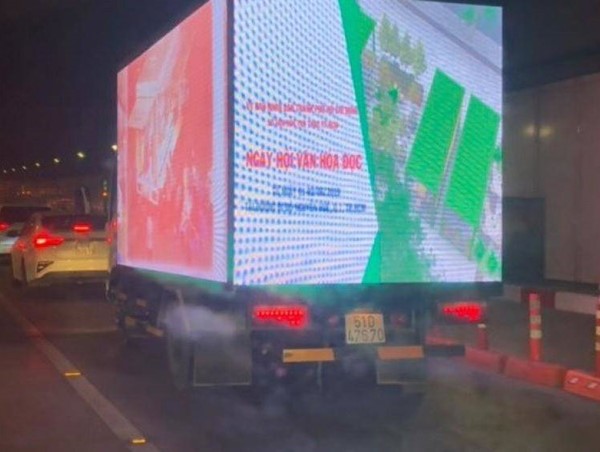 Video: Xuất hiện nhiều xe tải “siêu sáng” quảng cáo lóa mắt người đi đường