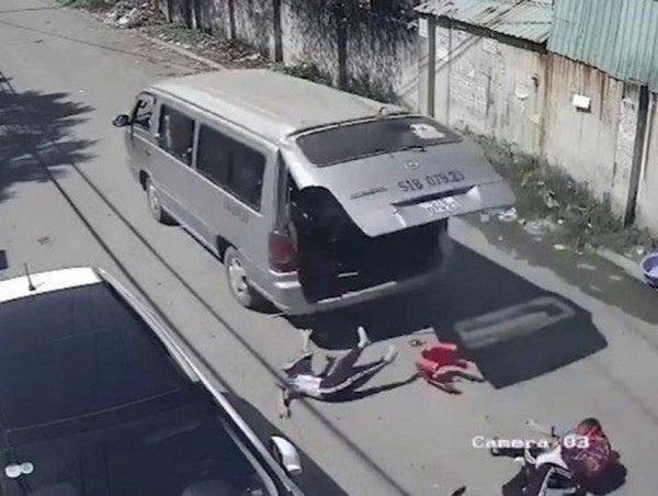 Cục Đăng kiểm VN vào cuộc vụ ô tô đang chạy bị bung cửa, làm rơi học sinh