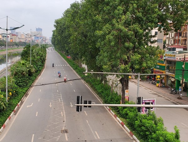 Người dân hạn chế đi lại vì dịch Covid-19: Hà Nội vắng vẻ lạ thường