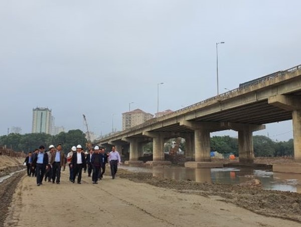 Bốn tháng để vận chuyển dầm cầu về hồ Linh Đàm 