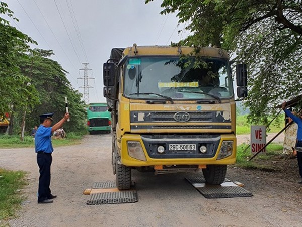 Hà Đông: “Tóm gọn” xe quá tải 100% trong giờ cao điểm