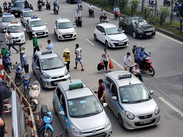 Taxi che biển số “náo loạn” cổng bệnh viện Bạch Mai