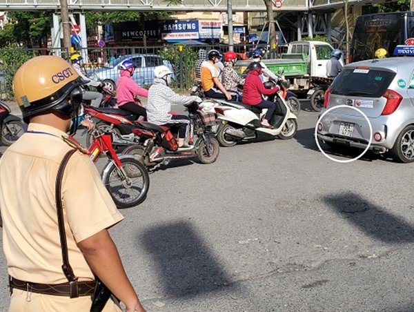 Cảnh sát giao thông “bó tay” với taxi che biển số?